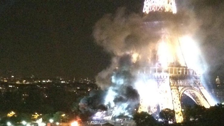 В Париже горит Эйфелева башня