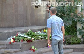 Под посольство Франции неравнодушные киевляне приносят цветы