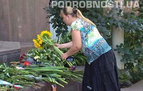 Под посольство Франции неравнодушные киевляне приносят цветы