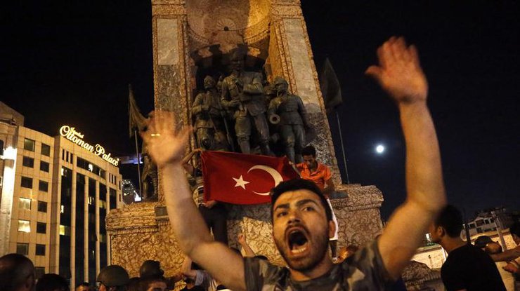 Переворот в Турции: в Анкаре звучат выстрелы, над городом кружит военная авиация