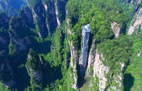 В Китае находится 360-метровый лифт Байлун. Он за две минуты поднимает туристов на обзорную площадку