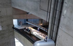 По стальной стене туннеля передвигается лифт в немецком музее Mercedes-Benz