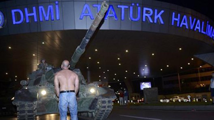 Аэропорт в Стамбуле во время попытки переворота