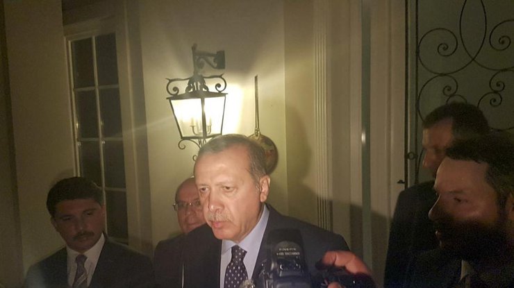 Переворот в Турции: Эрдоган призывает своих сторонников оставаться на площадях 