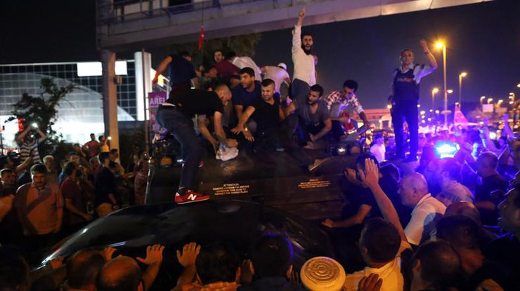 Переворот в Турции: в Анкаре погибли десятки человек