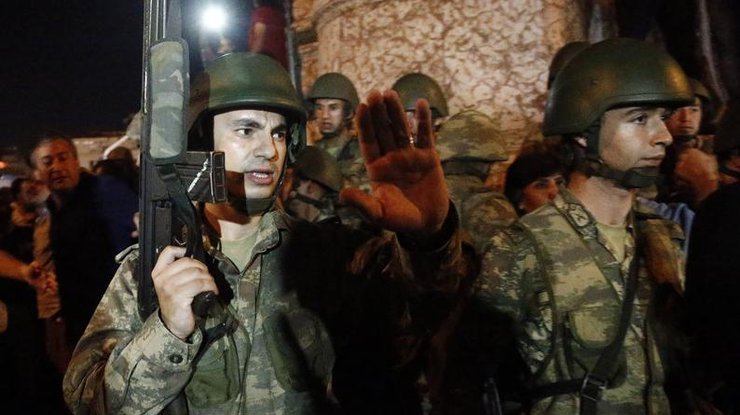 Переворот в Турции: военные складывают оружие на площади в Стамбуле