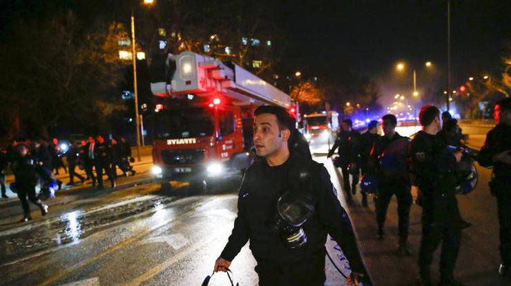 Переворот в Турции: взрыв бомбы в парламенте ранил 15 человек