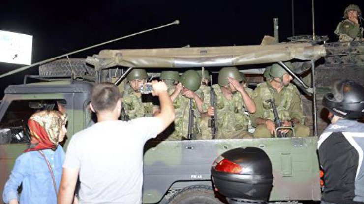 Переворот в Турции: задержаны 13 сторонников мятежа 