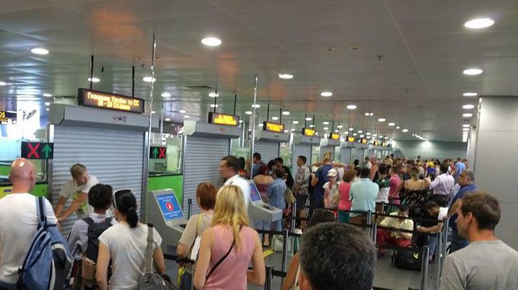 В аэропорту "Борисполь" пассажиры перекрыли выходы, чтобы улететь в Турцию