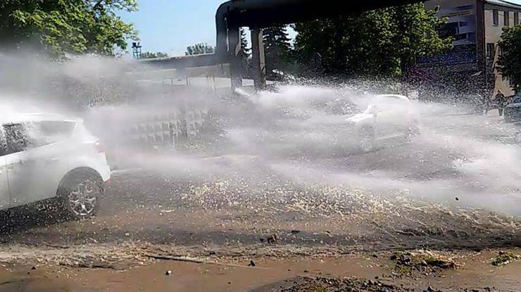 В Харькове затопило пол улицы из-за прорыва трубы с водой 