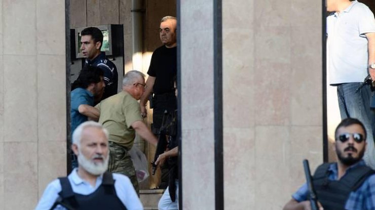 В Анкаре военный устроил стрельбу рядом со зданием суда