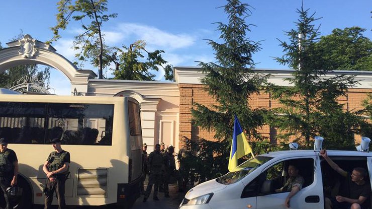 Протест возле дома Порошенко 