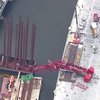 В Нью-Йорке на мост рухнул огромный строительный кран (видео)