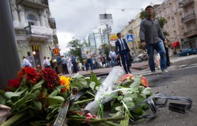 Киевляне приносят цветы на место гибели журналиста Шеремета. Фото: "Украинское фото"