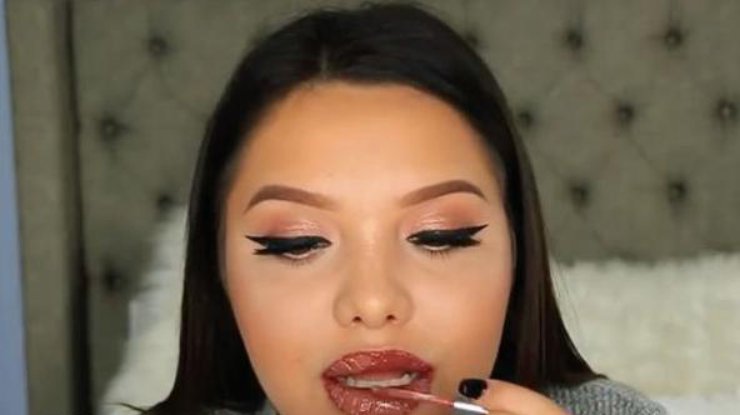 Бьюти-блогер нанесла сто слоев помады на губы (видео)