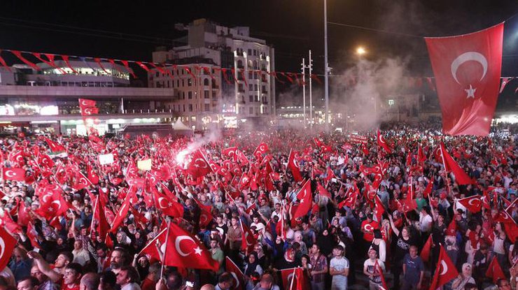 Сторонники Эрдогана требуют казни участников переворота