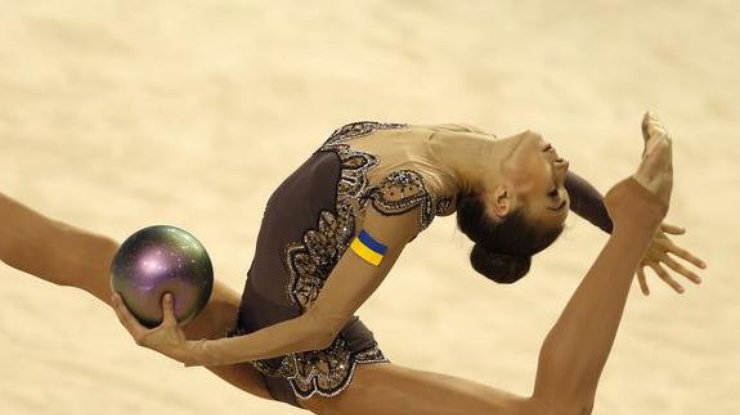 Украинская гимнастка поразила публику невероятной пластикой тела 