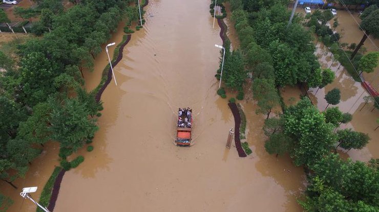 В Китае из-за ливней прорвало дамбу, десятки тысяч людей эвакуированы