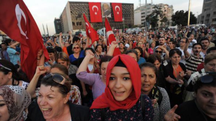 В Турции люди снова выходят на улицы 