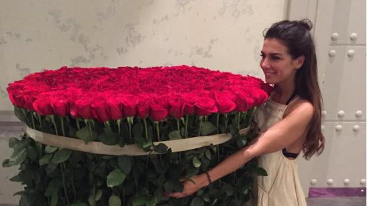 Седоковой подарили гигантскую охапку роз 