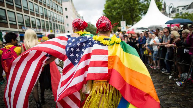Демонстранты почтили память 49 людей, которые погибли в результате террористического акта в гей-клубе в США