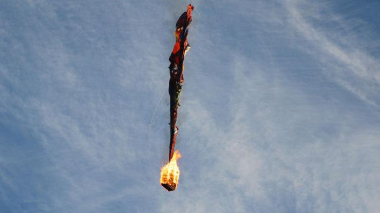 В Техасе загорелся и упал воздушный шар с пассажирами. Фото: AP