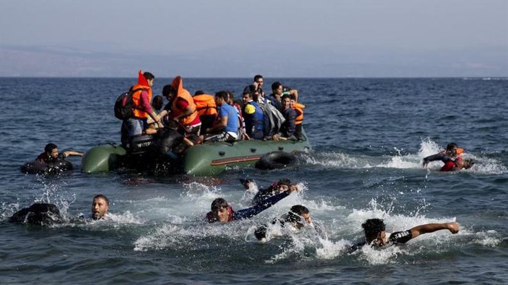 У берегов Греции патрульное судно спасло 300 мигрантов