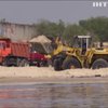 В Киеве прокуроры "крышуют" нелегальную добычу песка