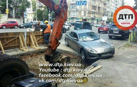 В Киеве иномарка едва не упала в яму 