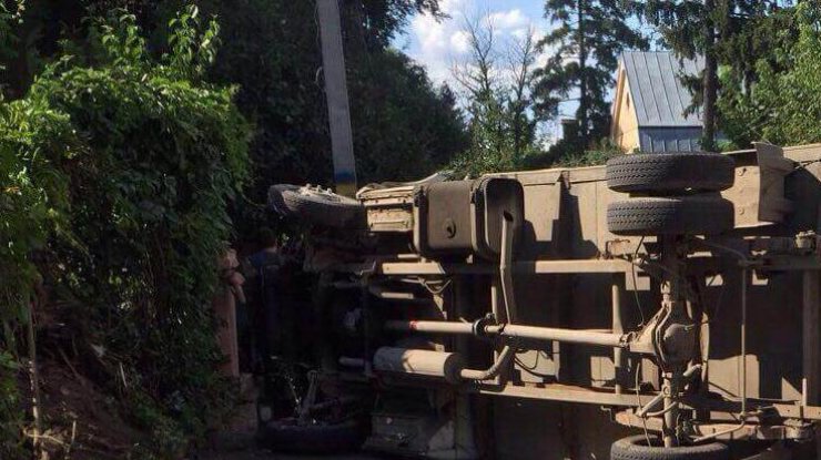 В Черновцах пьяный водитель втаранился в столб и чудом выжил