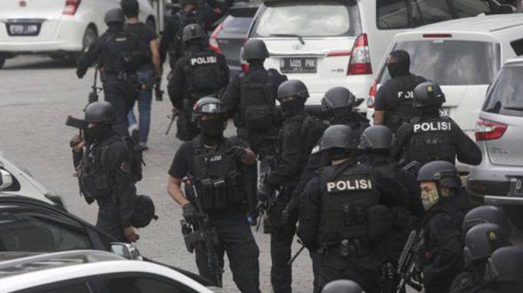 В Индонезии смертник въехал в полицейский участок
