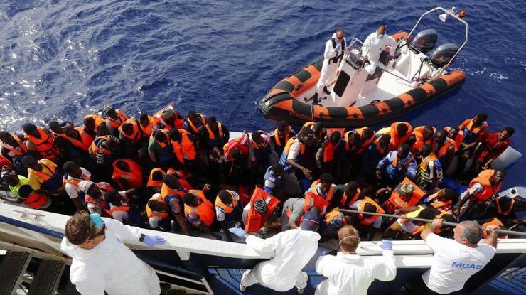 Мигранты пытались пересечь Средиземное море на надувных лодках