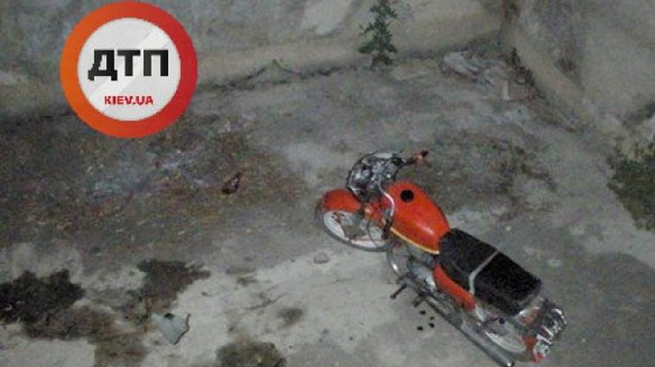 Мотоциклист вылетел в бетонный колодец