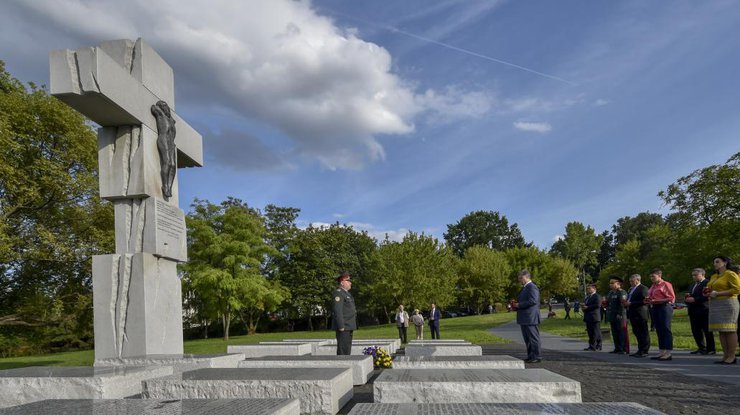В Варшаве Порошенко почтил память жертв Волынской трагедии