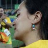В Рио сотрудница стадиона сделала предложение девушке посреди поля (фото)