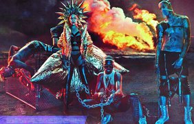 Для создания образа стилисты использовали аксессуары и наряды от ведущих Домов моды. Фото:W Magazine