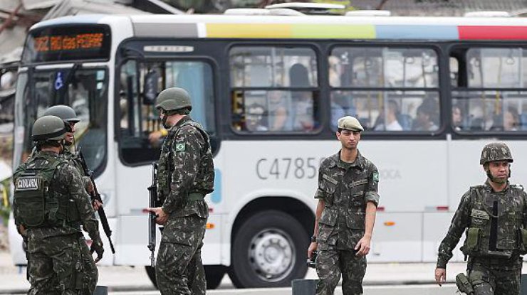 Олимпиада-2016: в Рио-де-Жанейро обстреляли автобус с журналистами 