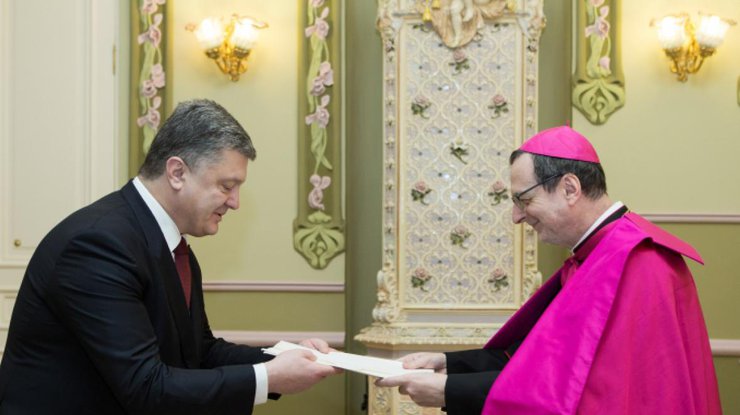Президент Украины принял верительные грамоты от посла Ватикана архиепископа Клаудио Гуджеротти