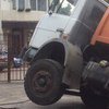 В Харькове мусоровоз провалился под асфальт (фото)  