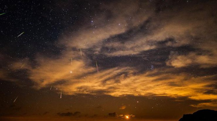 "Метеоритный дождь": удивительные фото ночного неба 