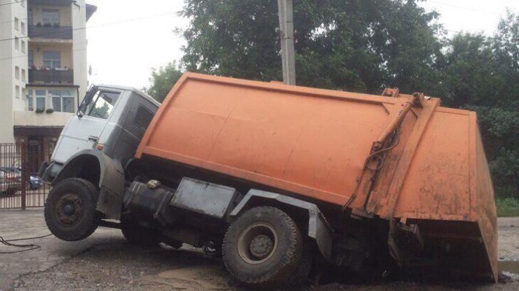 В Харькове мусоровоз провалился под асфальт 