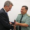 Министр обороны наградил Джеффри Пайетта орденом (фото)
