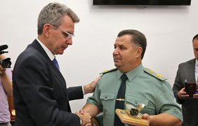 Министр обороны наградил Джеффри Пайетта орденом