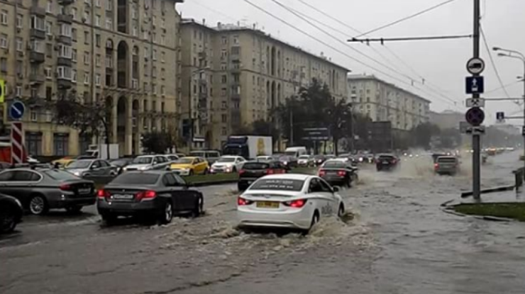 Затяжной дождь затопил Москву. Фото: instagram.com/ishelenev