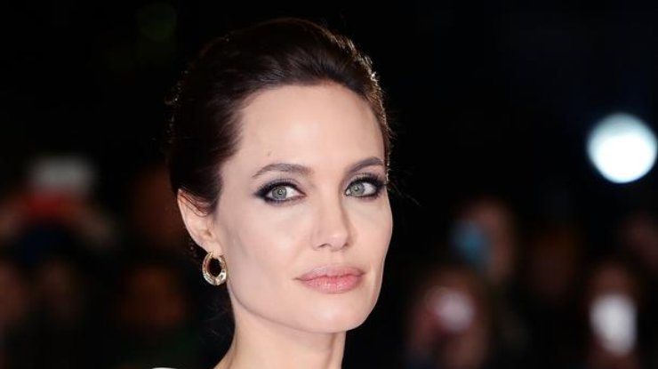 Анджелина Джоли в странном наряде оказалась в центре внимания