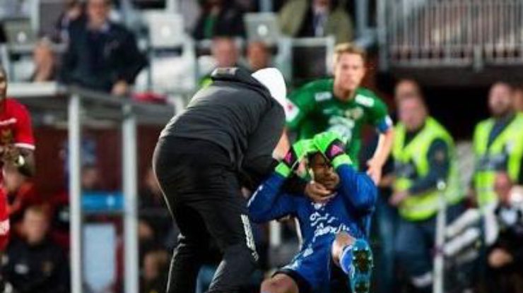 Ненормальный фанат выбежал на футбольное поле и ударил вратаря в висок Фото: TT NEWS AGENCY