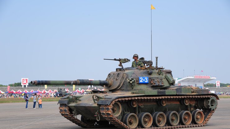 В Тайване танк упал в реку с военными
