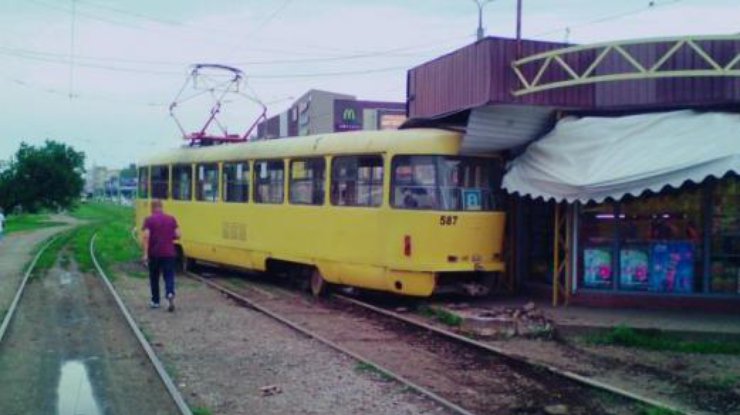 В Харькове трамвай сошел с рельсов и врезался в киоск Фото: Facebook Юрия Сидоренко 