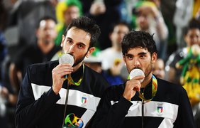 Олимпийцы кусают и целуют свои медали 