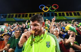 Олимпийцы кусают и целуют свои медали